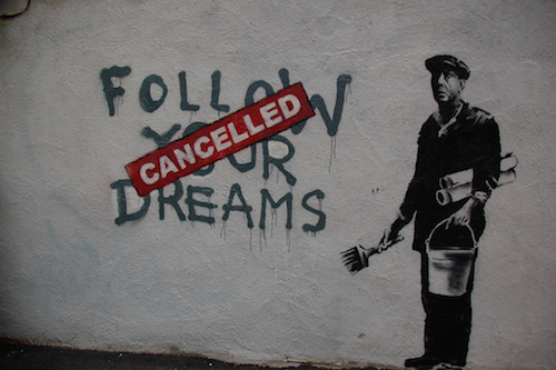 Bansky «Follow Your Dreams — cancelled». Следуйте за своими мечтами — отменено.
