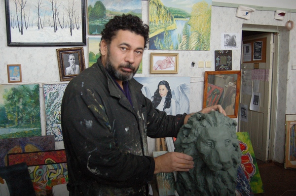 Работа в мастерской над скульптурой льва