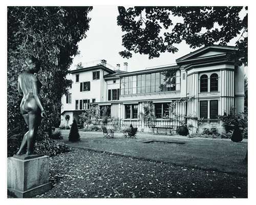 Сад особняка Villa Flora со скульптурой Аристида Майоля на первом плане (© photo Archives Villa Flora, Winterthour)
