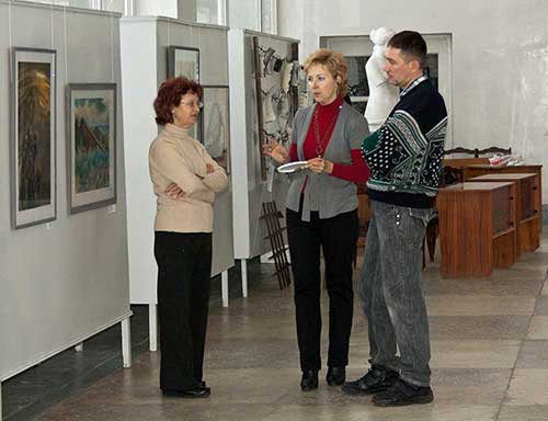 Организаторы выставки. В центре художница Елена Литвиненко.