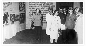 Адольф Гитлер на выставке 