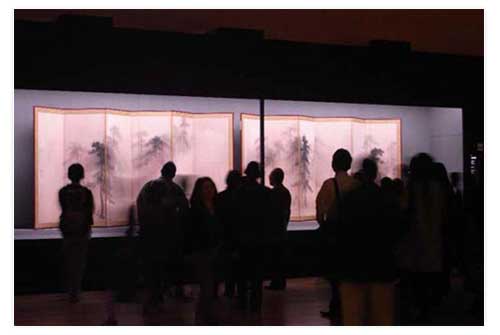 Шедевр Хасэгавы Тохаку «Сосны» на выставке в Токийском национальном музее.  Источник: theartnewspaper.com